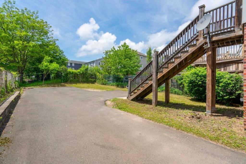 New Haven Vacations - Gorgeous Waterfront 2 Bedroom 1 Bath Modern Home. - Property Image 10