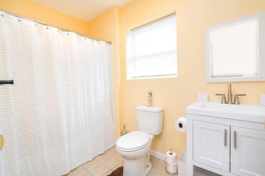 New Haven Vacations - Gorgeous Waterfront 2 Bedroom 1 Bath Modern Home. - Property Image 2