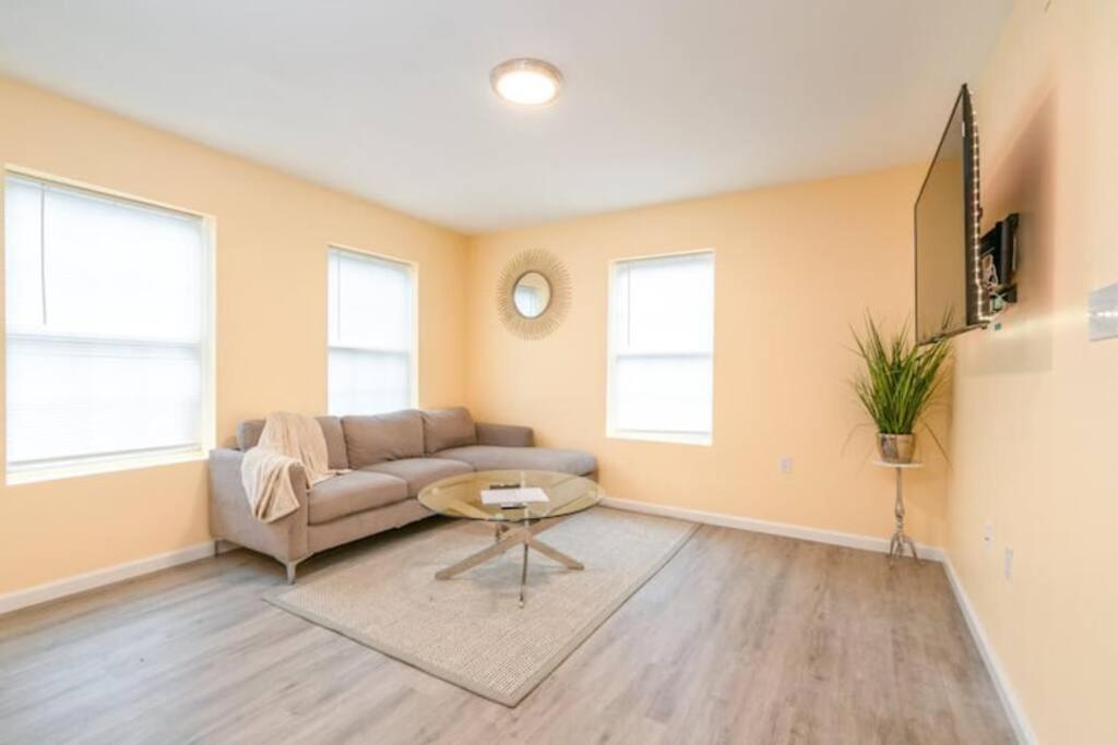 New Haven Vacations - Gorgeous Waterfront 2 Bedroom 1 Bath Modern Home. - Property Image 1