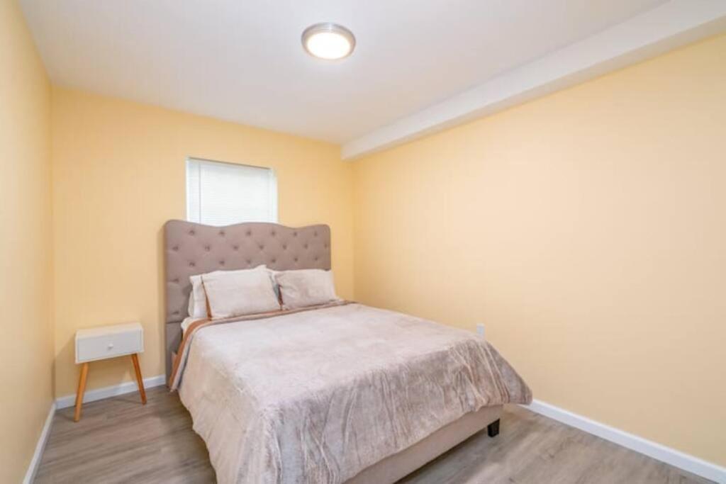 New Haven Vacations - Gorgeous Waterfront 2 Bedroom 1 Bath Modern Home. - Property Image 15