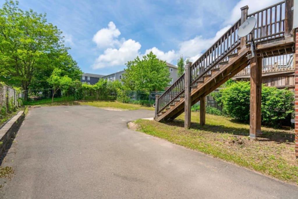 New Haven Vacations - Gorgeous Waterfront 3 Bedroom, 1.5 Bathroom Unit. - Property Image 21