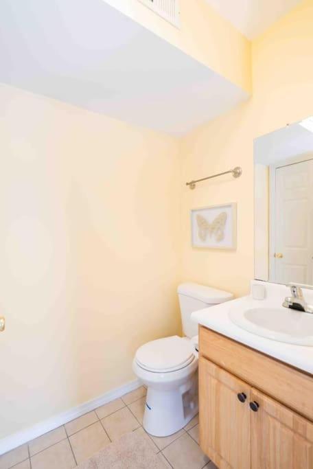 New Haven Vacations - Gorgeous Waterfront 3 Bedroom, 1.5 Bathroom Unit. - Property Image 18