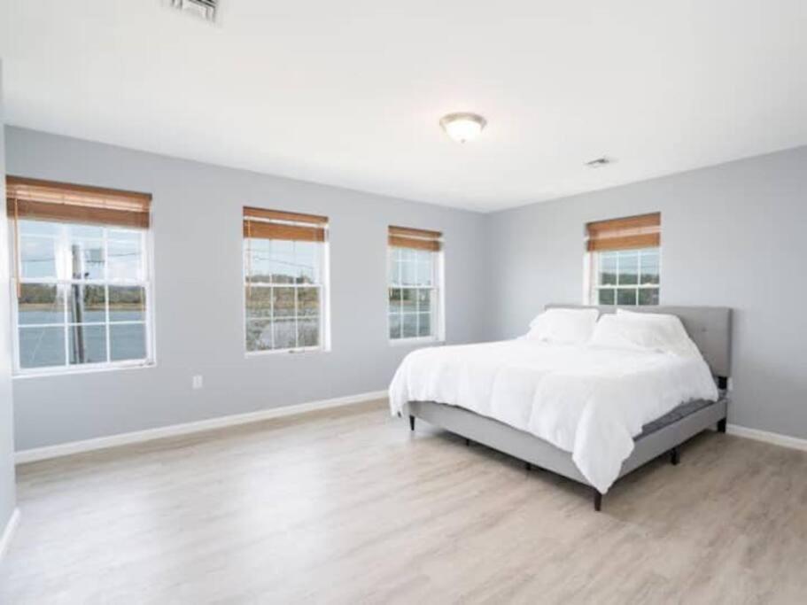 New Haven Vacations - Gorgeous Waterfront 3 Bedroom, 1.5 Bathroom Unit. - Property Image 6