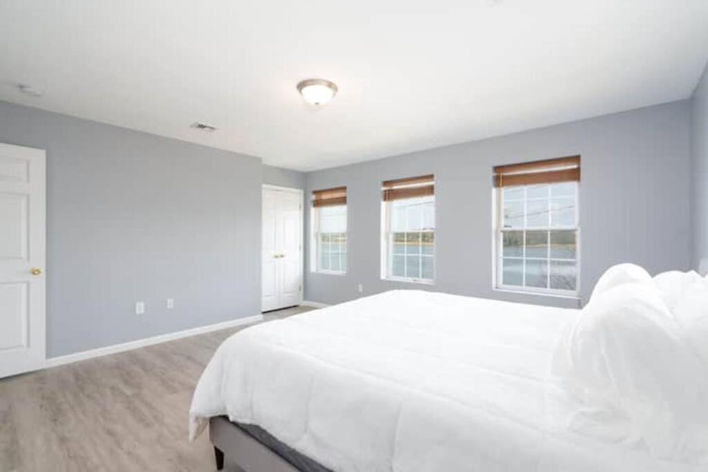 New Haven Vacations - Gorgeous Waterfront 3 Bedroom, 1.5 Bathroom Unit. - Property Image 4