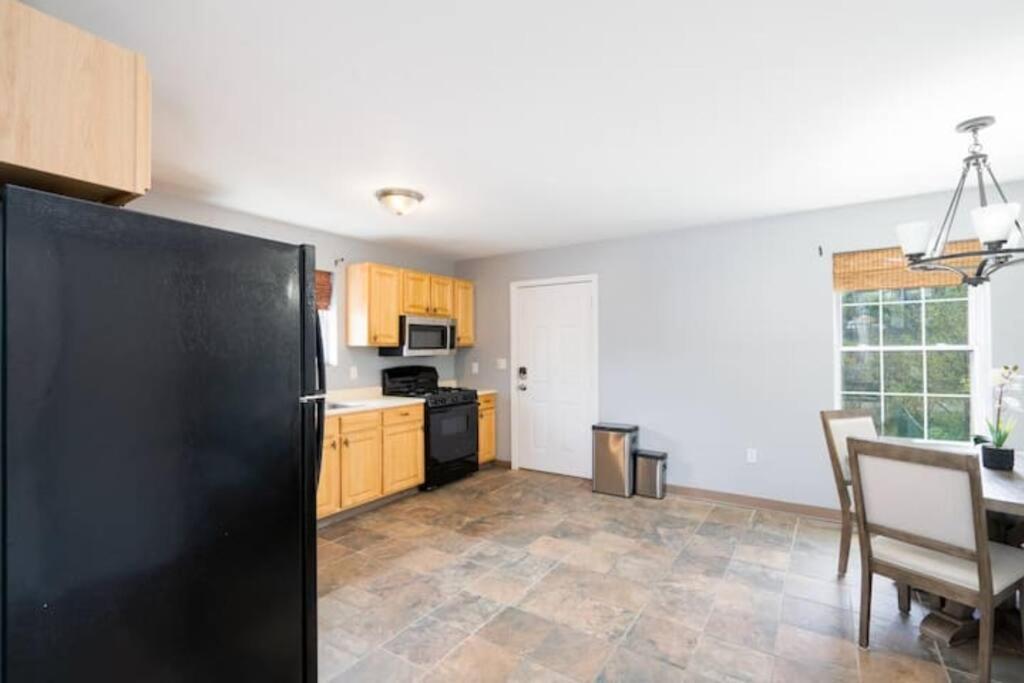 New Haven Vacations - Gorgeous Waterfront 3 Bedroom, 1.5 Bathroom Unit. - Property Image 42