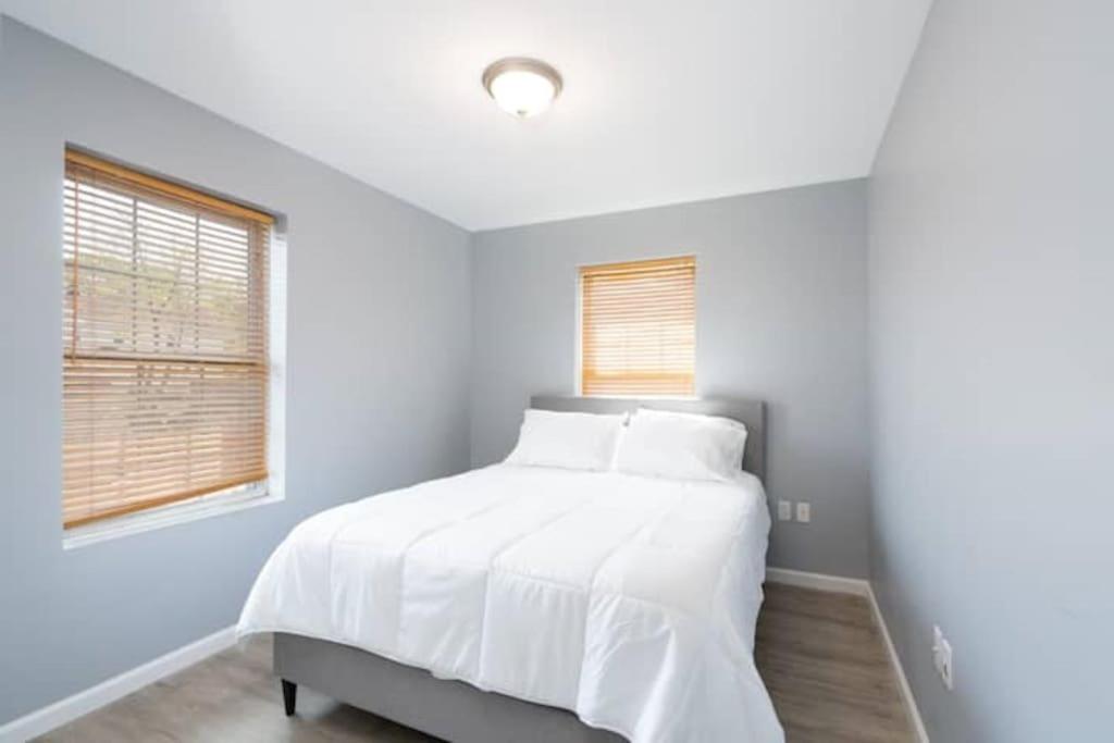 New Haven Vacations - Gorgeous Waterfront 3 Bedroom, 1.5 Bathroom Unit. - Property Image 5