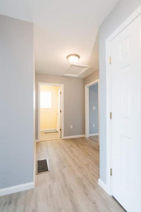 New Haven Vacations - Gorgeous Waterfront 3 Bedroom, 1.5 Bathroom Unit. - Property Image 2