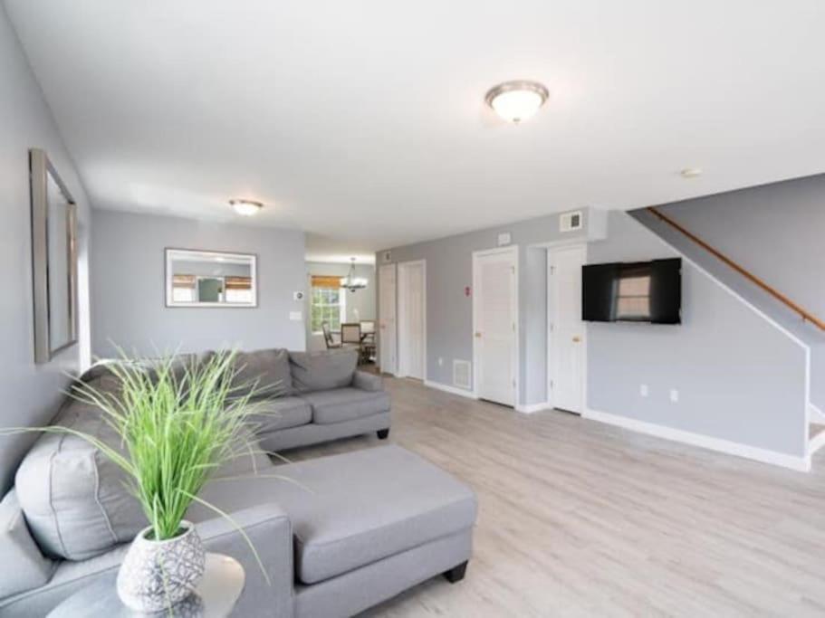 New Haven Vacations - Gorgeous Waterfront 3 Bedroom, 1.5 Bathroom Unit. - Property Image 35