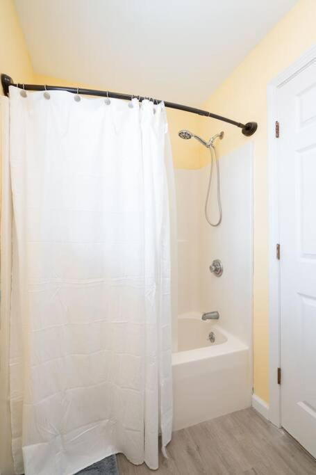 New Haven Vacations - Gorgeous Waterfront 3 Bedroom, 1.5 Bathroom Unit. - Property Image 19