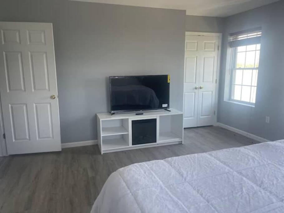 New Haven Vacations - Gorgeous Waterfront 3 Bedroom, 1.5 Bathroom Unit. - Property Image 3