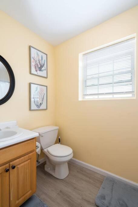 New Haven Vacations - Gorgeous Waterfront 3 Bedroom, 1.5 Bathroom Unit. - Property Image 17