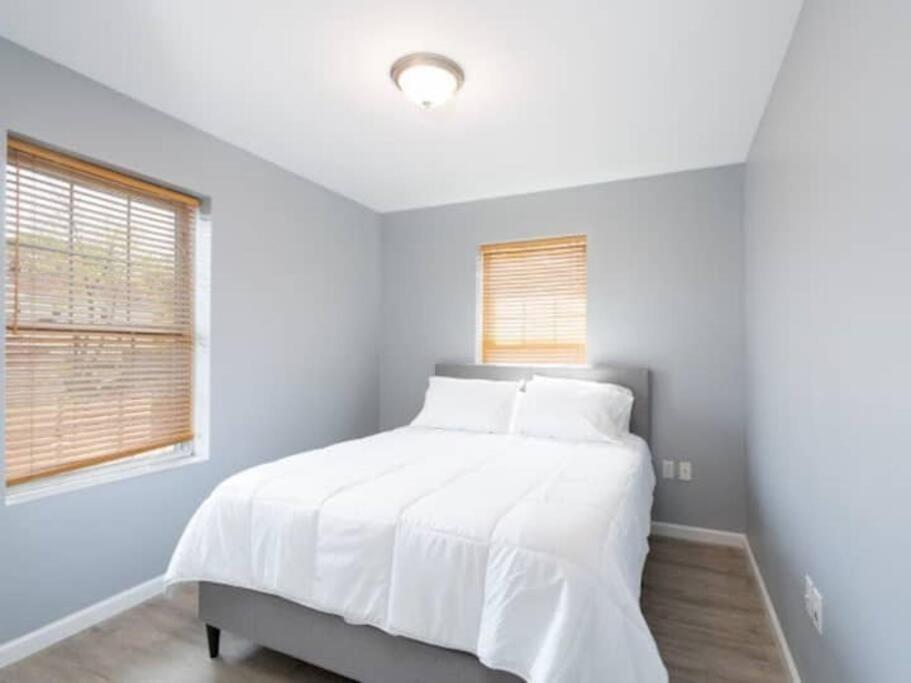 New Haven Vacations - Gorgeous Waterfront 3 Bedroom, 1.5 Bathroom Unit. - Property Image 13