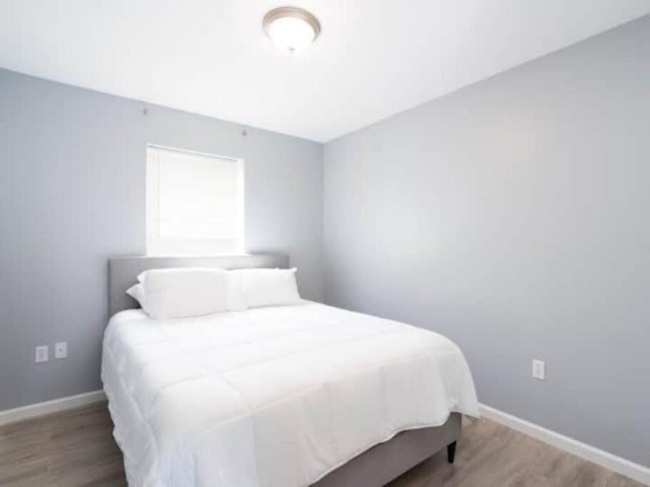 New Haven Vacations - Gorgeous Waterfront 3 Bedroom, 1.5 Bathroom Unit. - Property Image 10