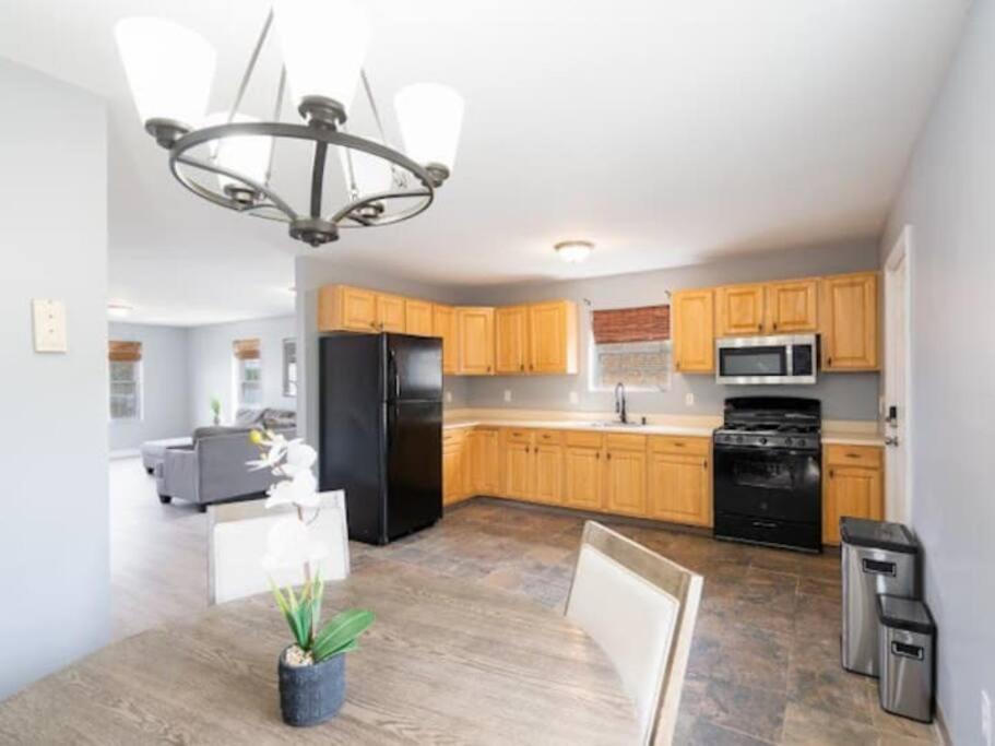 New Haven Vacations - Gorgeous Waterfront 3 Bedroom, 1.5 Bathroom Unit. - Property Image 41