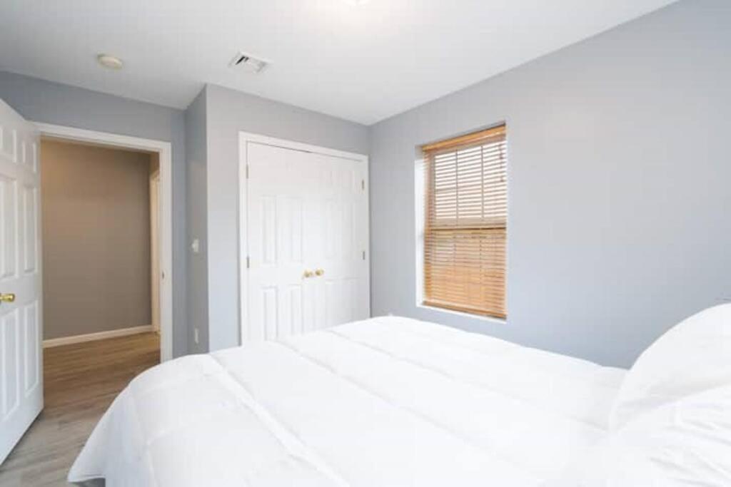 New Haven Vacations - Gorgeous Waterfront 3 Bedroom, 1.5 Bathroom Unit. - Property Image 1