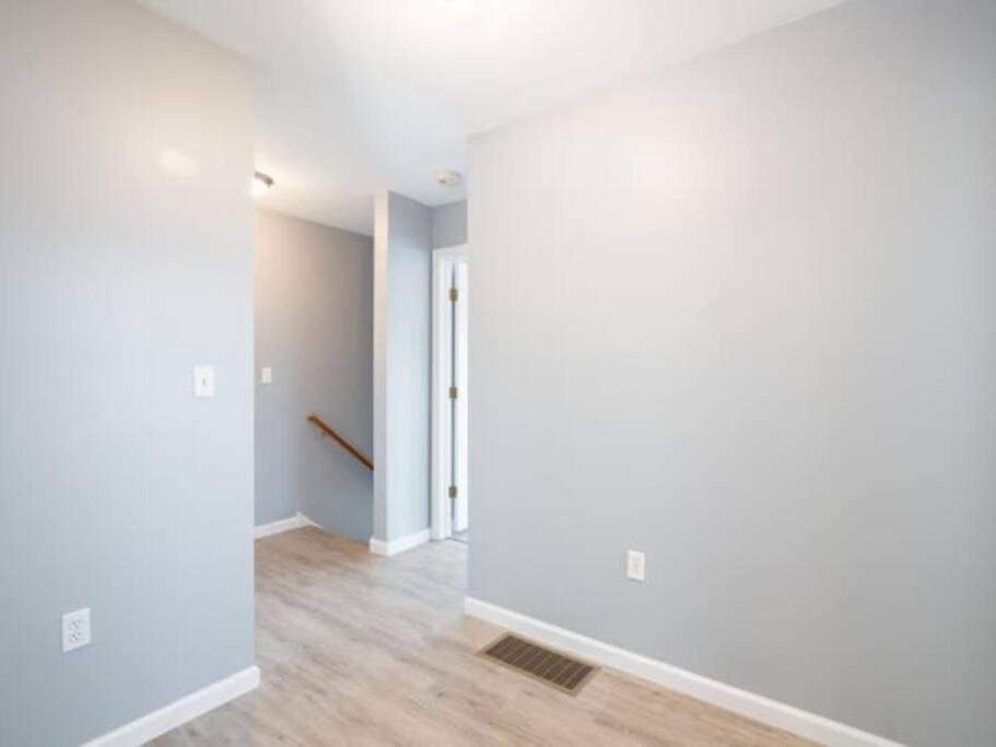 New Haven Vacations - Gorgeous Waterfront 3 Bedroom, 1.5 Bathroom Unit. - Property Image 11