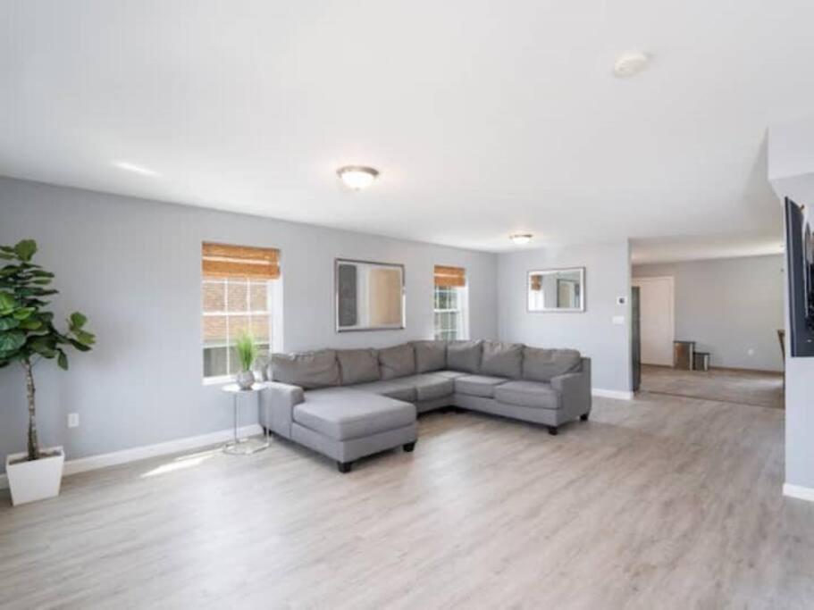 New Haven Vacations - Gorgeous Waterfront 3 Bedroom, 1.5 Bathroom Unit. - Property Image 30