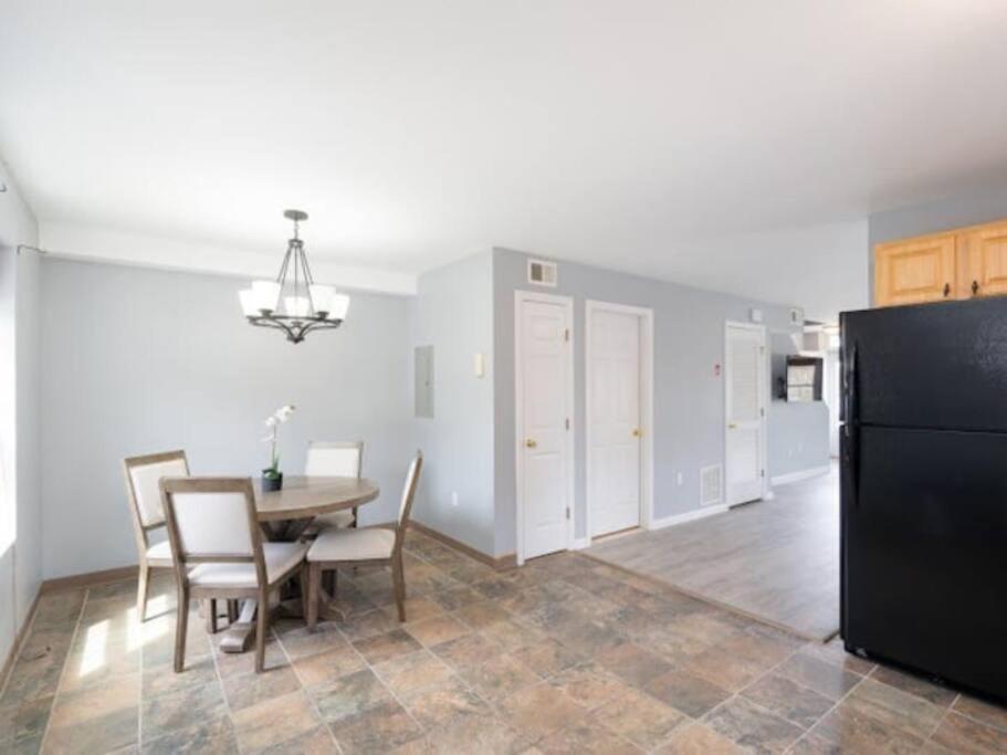 New Haven Vacations - Gorgeous Waterfront 3 Bedroom, 1.5 Bathroom Unit. - Property Image 38