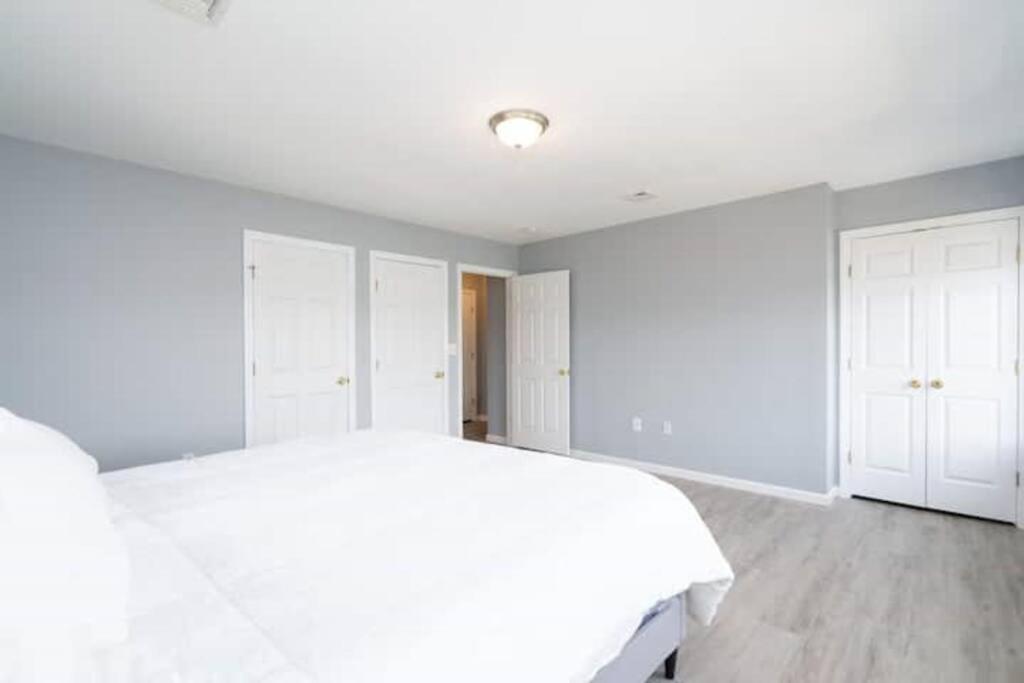 New Haven Vacations - Gorgeous Waterfront 3 Bedroom, 1.5 Bathroom Unit. - Property Image 16