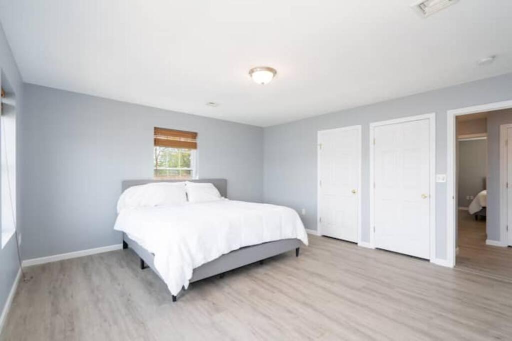 New Haven Vacations - Gorgeous Waterfront 3 Bedroom, 1.5 Bathroom Unit. - Property Image 14