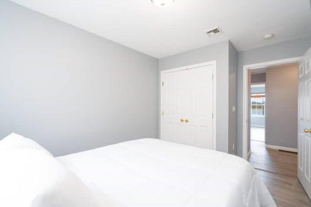New Haven Vacations - Gorgeous Waterfront 3 Bedroom, 1.5 Bathroom Unit. - Property Image 15