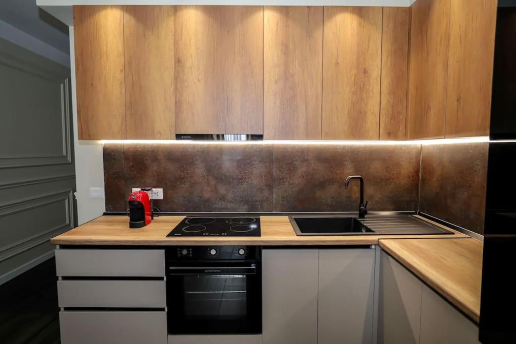 Miku Apartment - Impressive 1 Bedroom Downtown Tirana