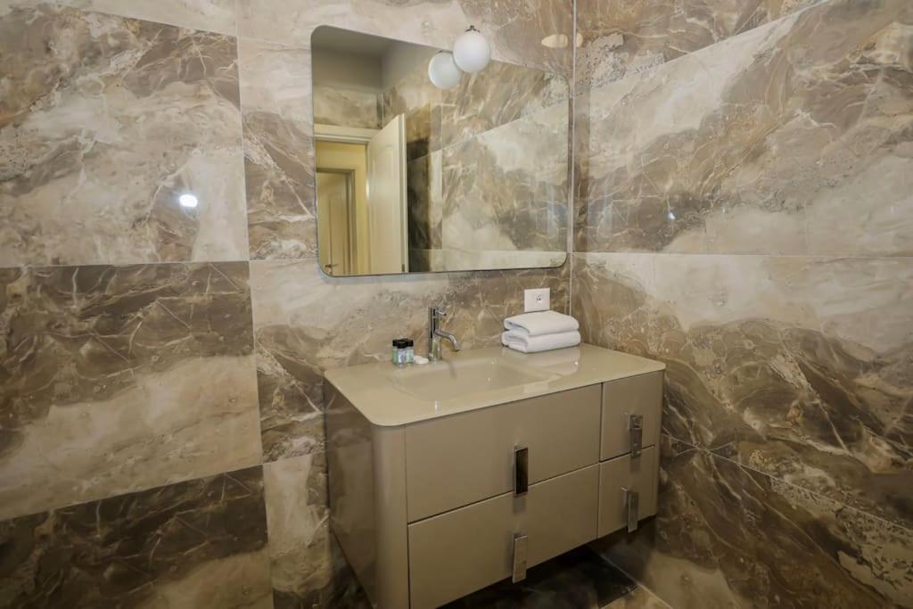 Miku Apartment - Impressive 1 Bedroom Downtown Tirana
