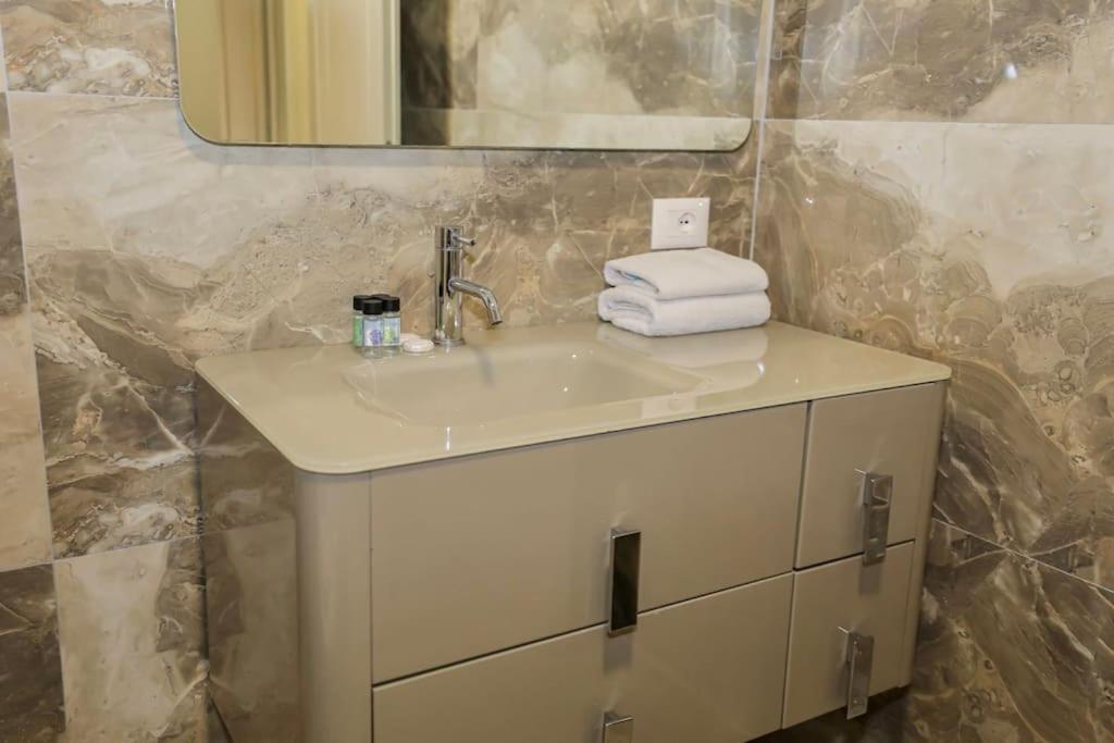 Miku Apartment - Impressive 1 Bedroom Downtown Tirana
