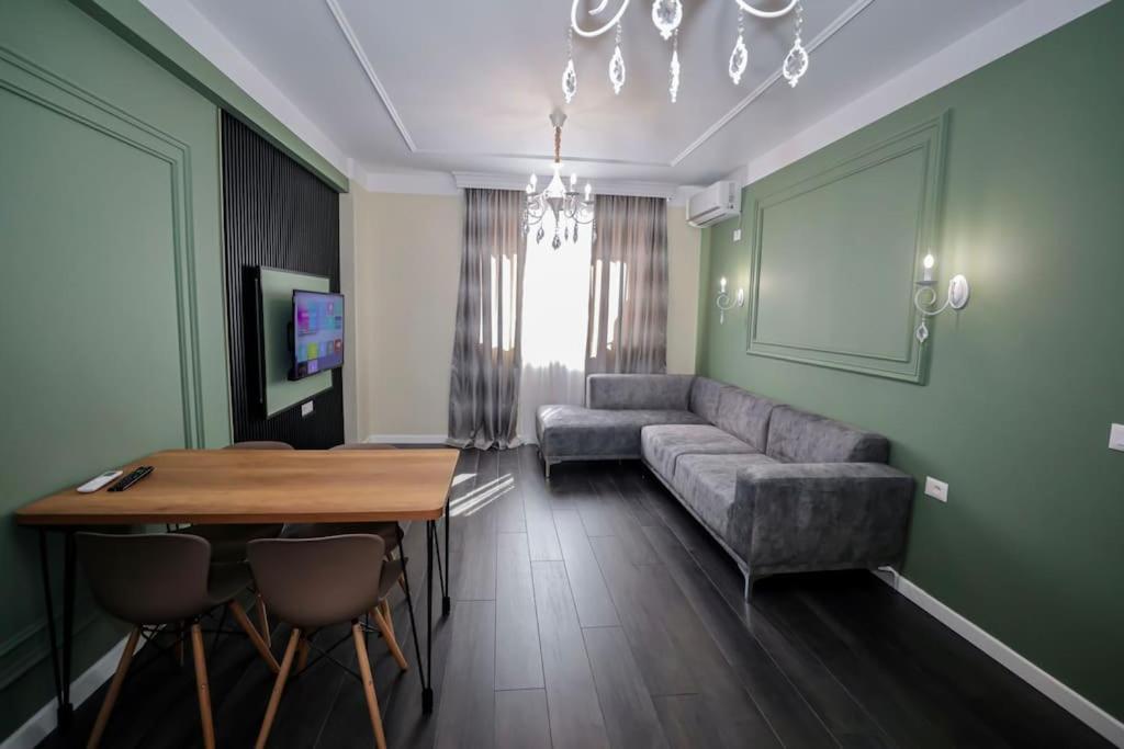 Miku Apartment - Impressive 1 Bedroom Downtown Tirana