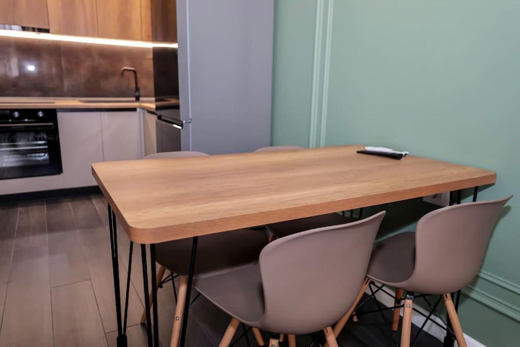 Miku Apartment - Impressive 1 Bedroom Downtown Tirana