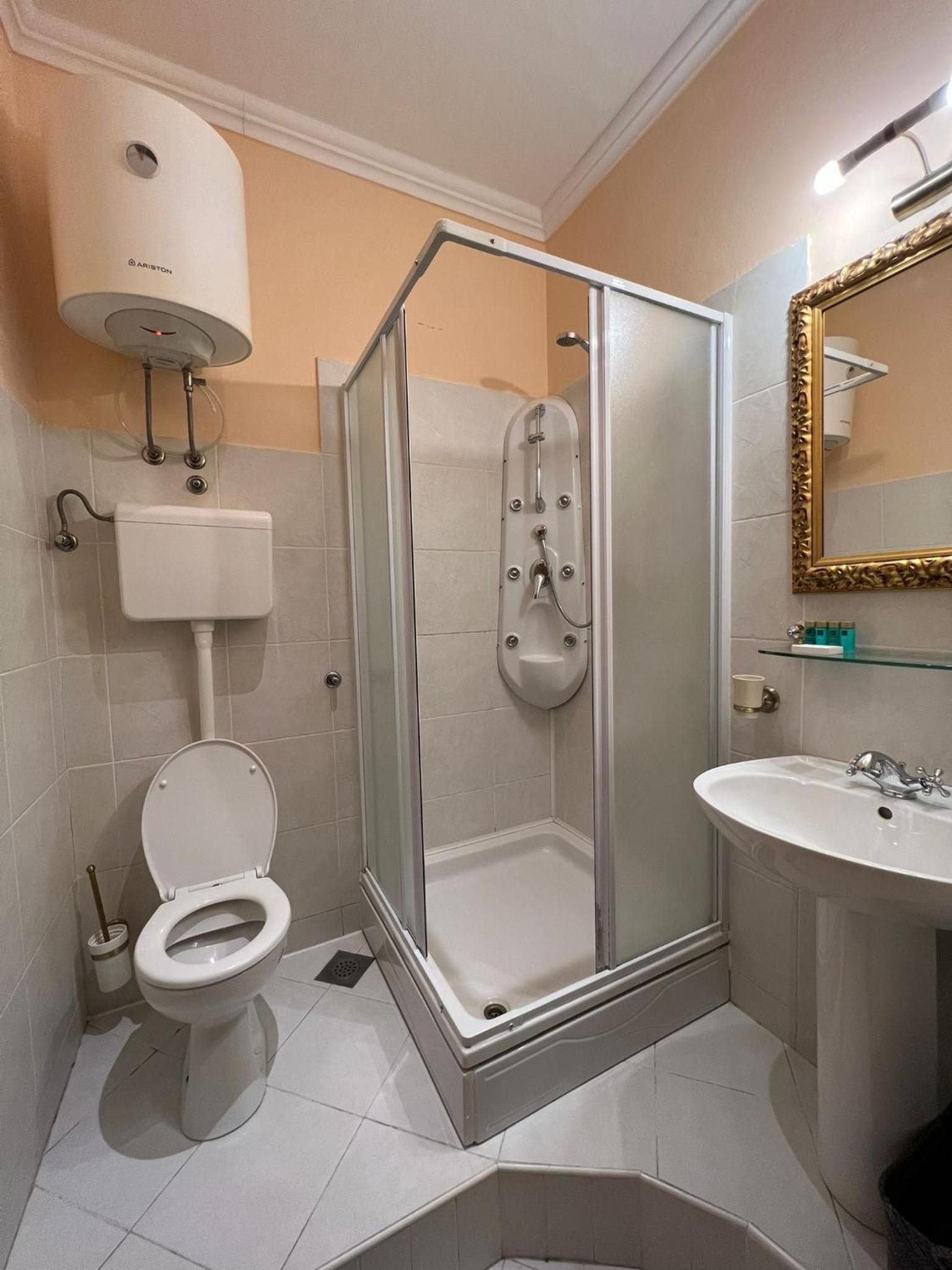 Amoret Apartments