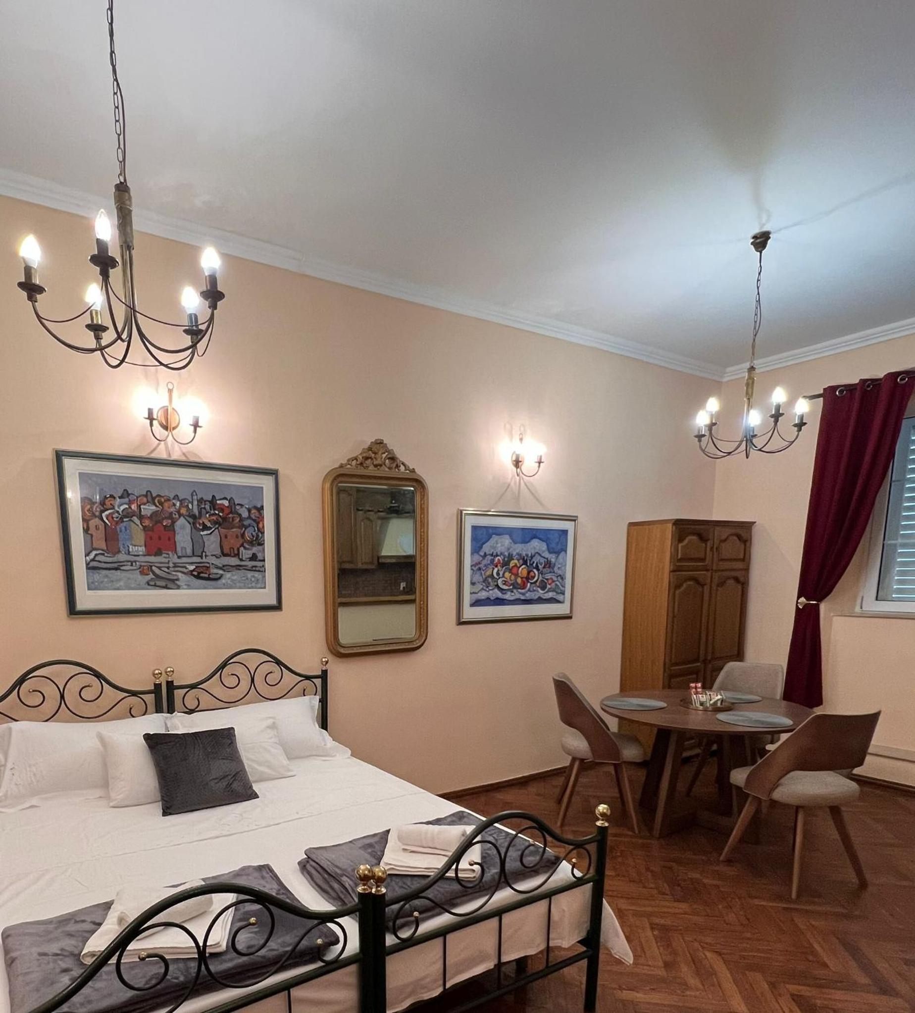 Amoret Apartments