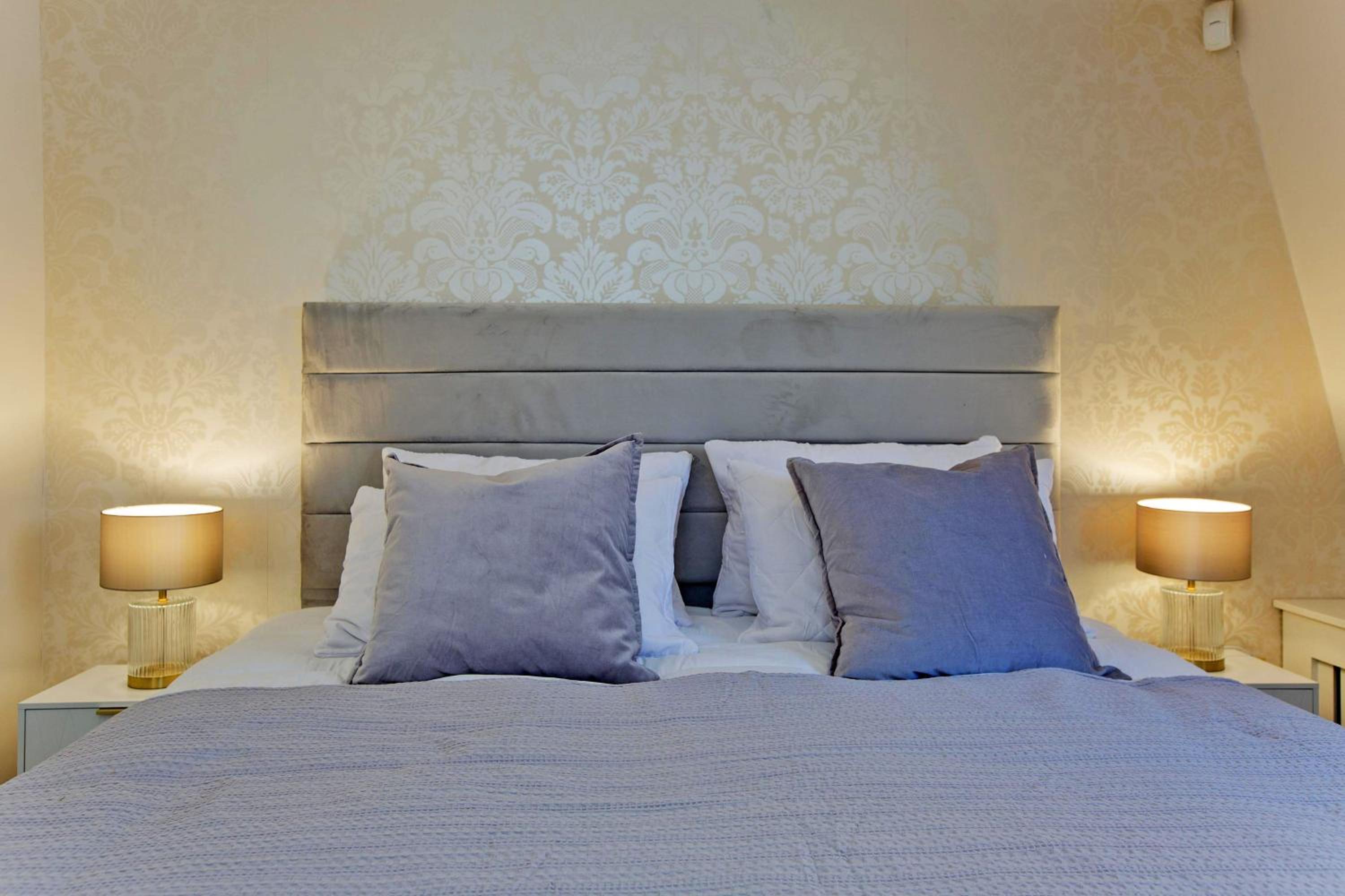 Hyde Park Paddington spacious London Home — bedroom