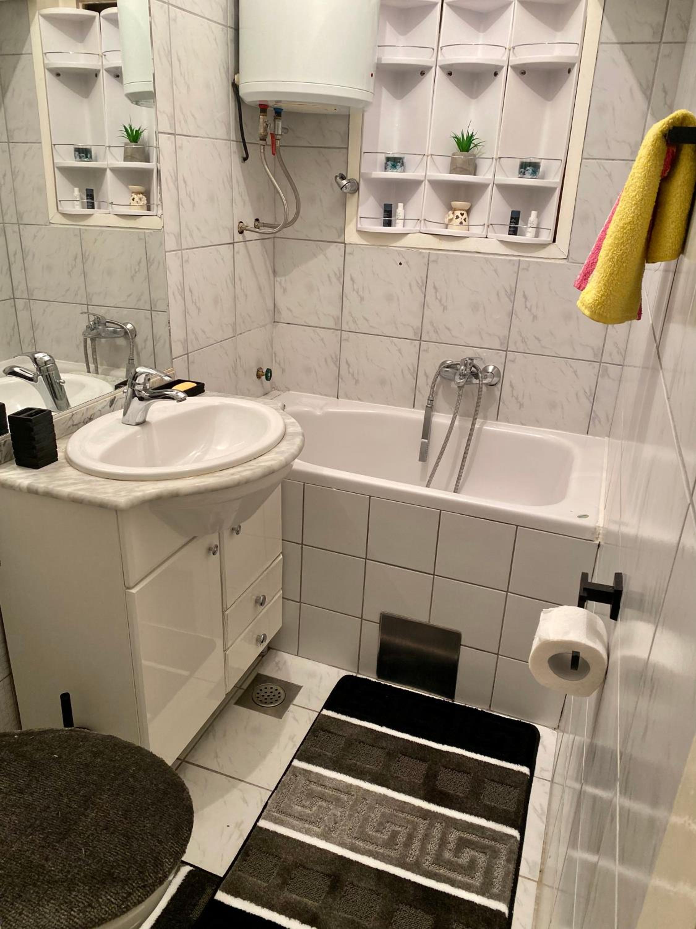 Elda Hills Apartment