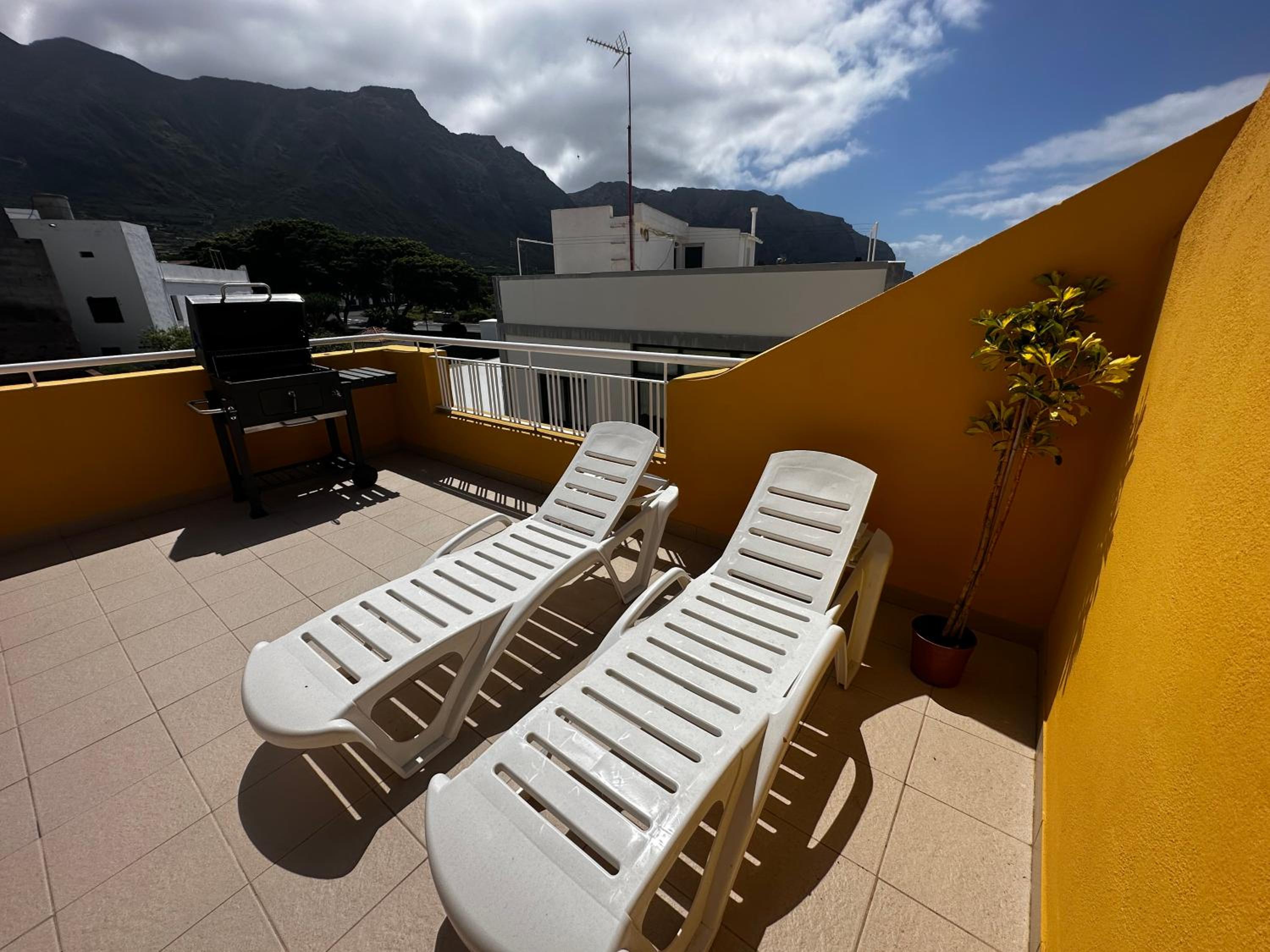 Terraza con vistas mar/montaña