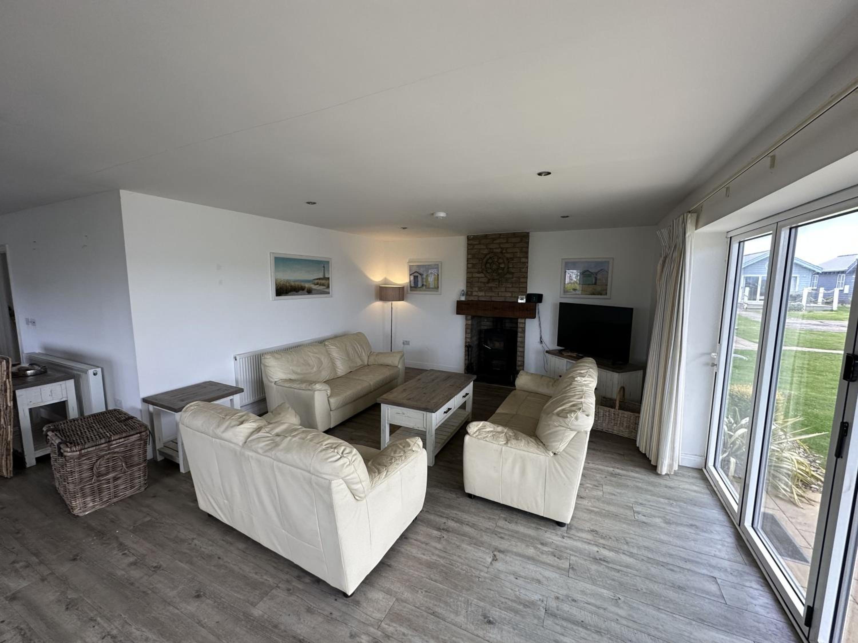 Echo Beach - Sleeps 12 - Part of the The Bay Filey Holiday Village with pool, gym and direct beach access, pub, restaurant, tennis and meadows walks