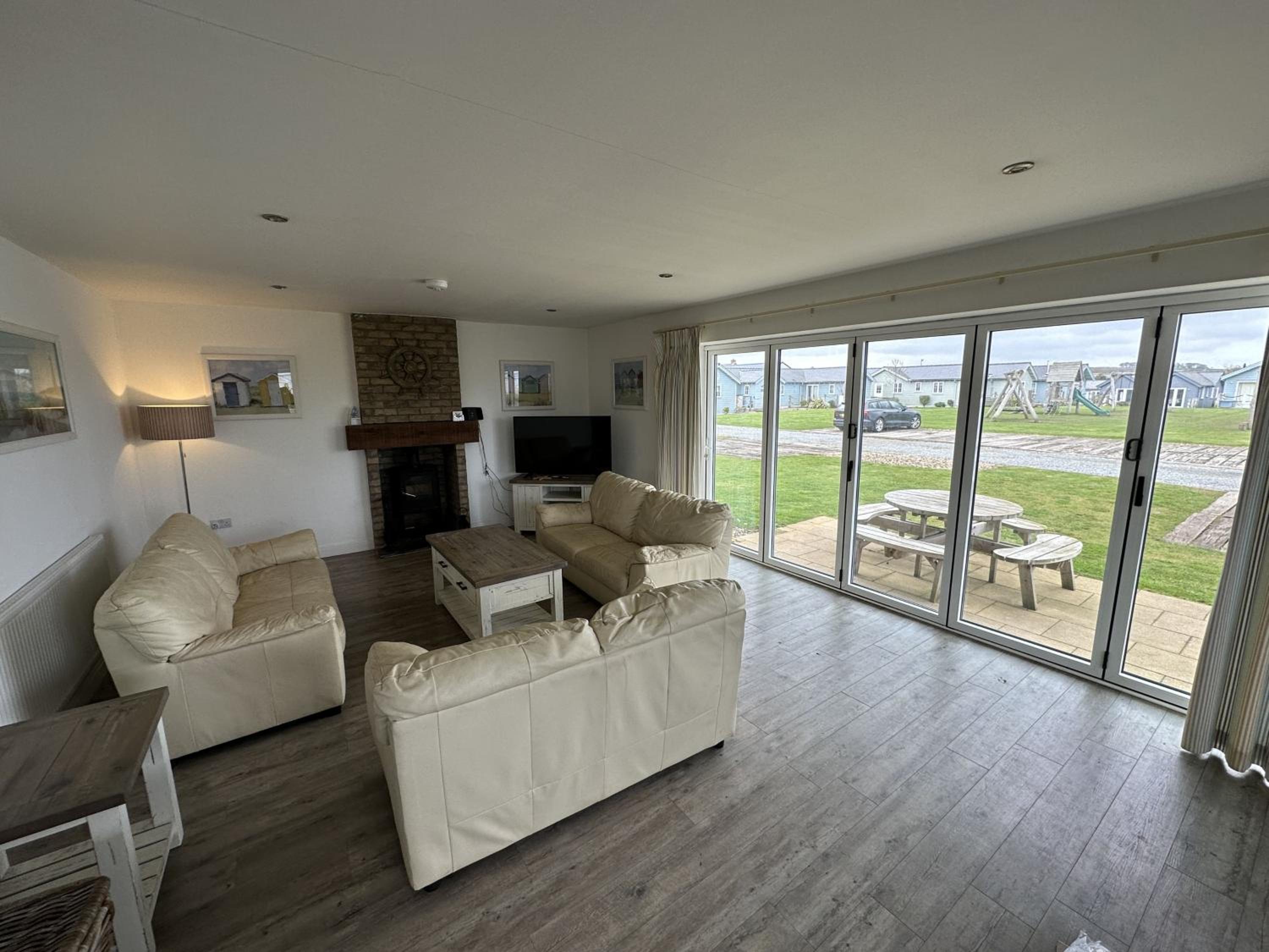 Echo Beach - Sleeps 12 - Part of the The Bay Filey Holiday Village with pool, gym and direct beach access, pub, restaurant, tennis and meadows walks