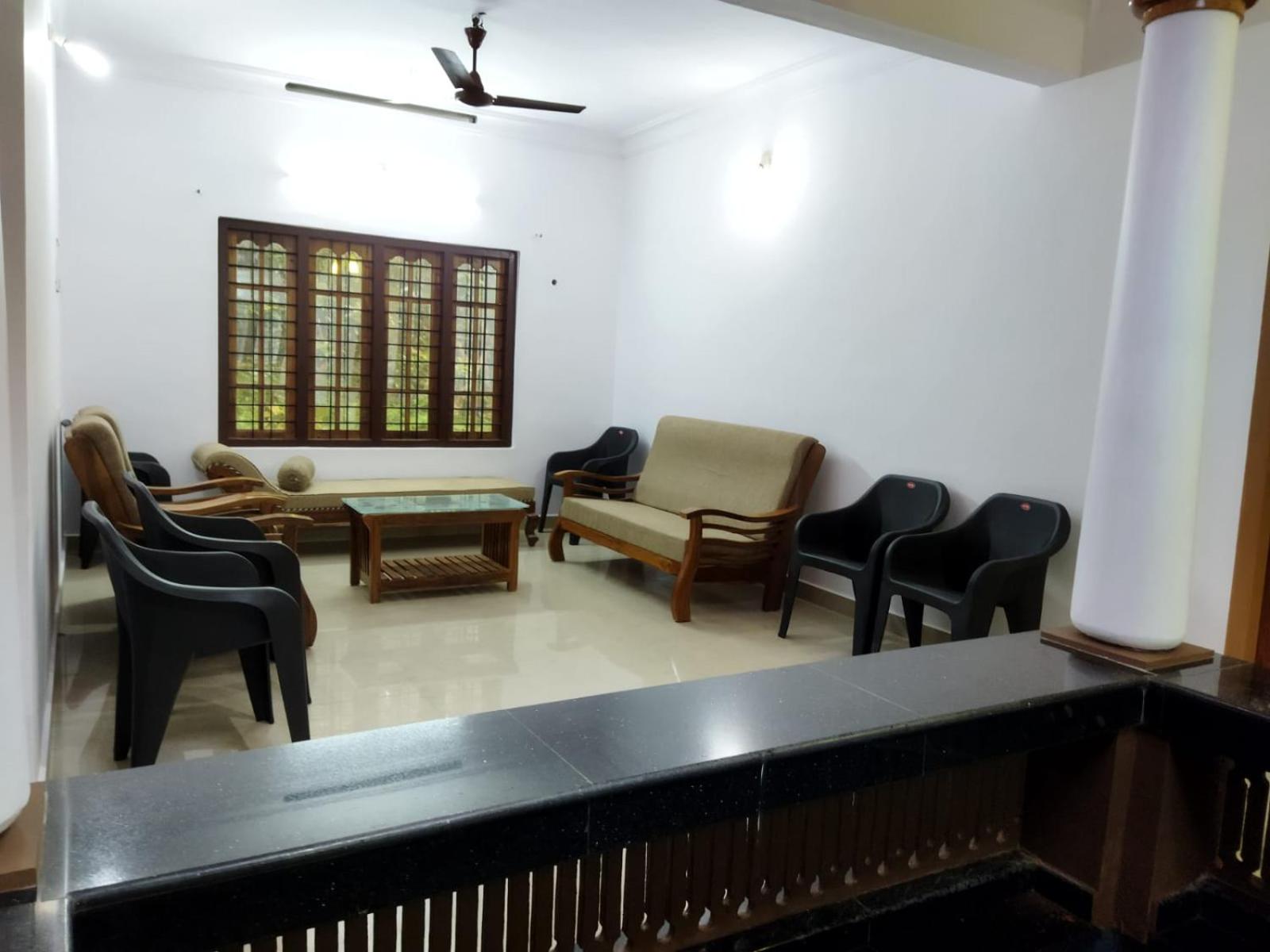 Kizhakkethottam Homestays-River View Villa