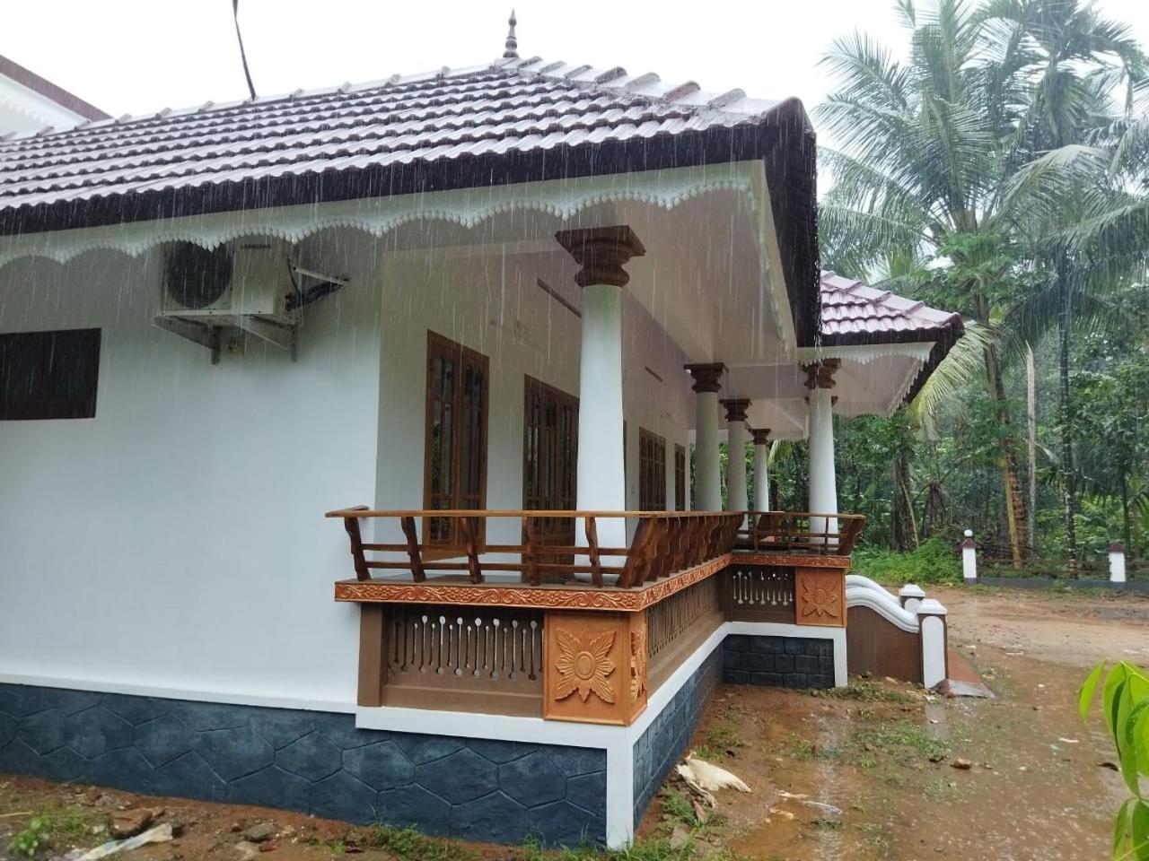 Kizhakkethottam Homestays-River View Villa
