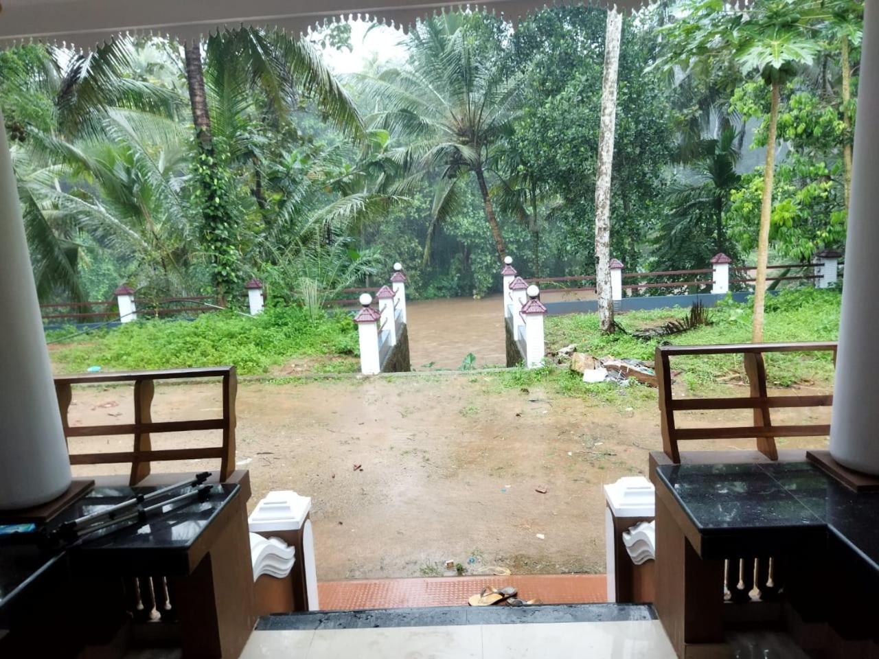 Kizhakkethottam Homestays-River View Villa
