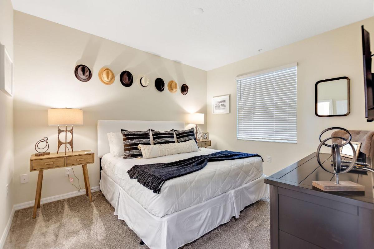 Mad Hatter Storey Lake by Shine Villas, 827 apts view 2
