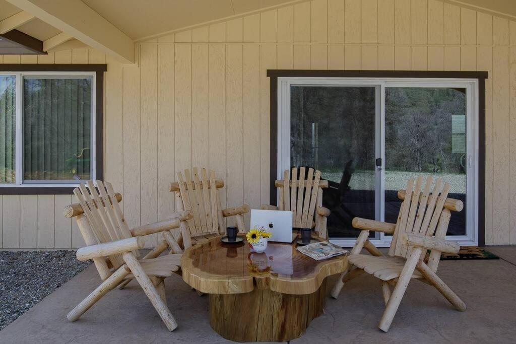 Cozy Cub Cabin, brand new home near Yosemite view 4