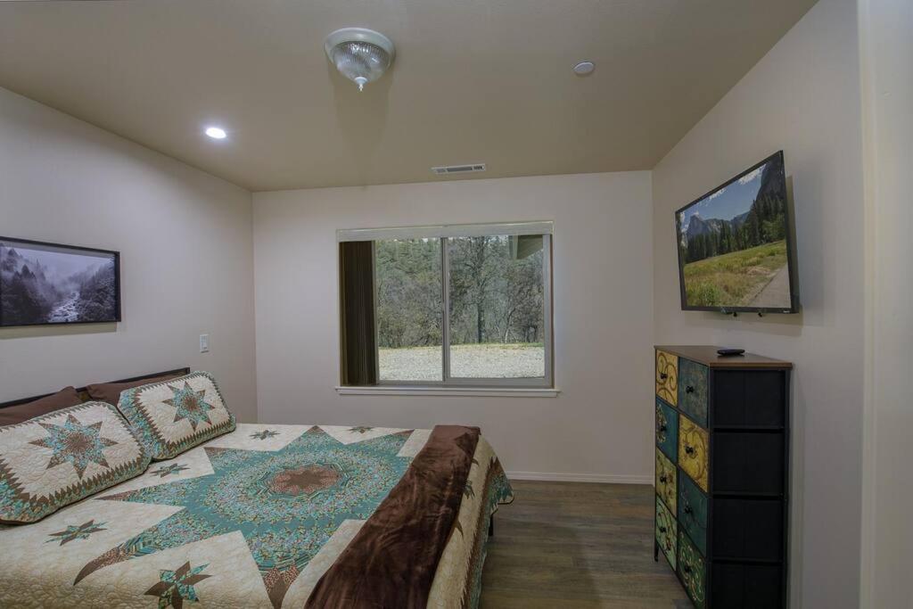 Cozy Cub Cabin, brand new home near Yosemite view 5