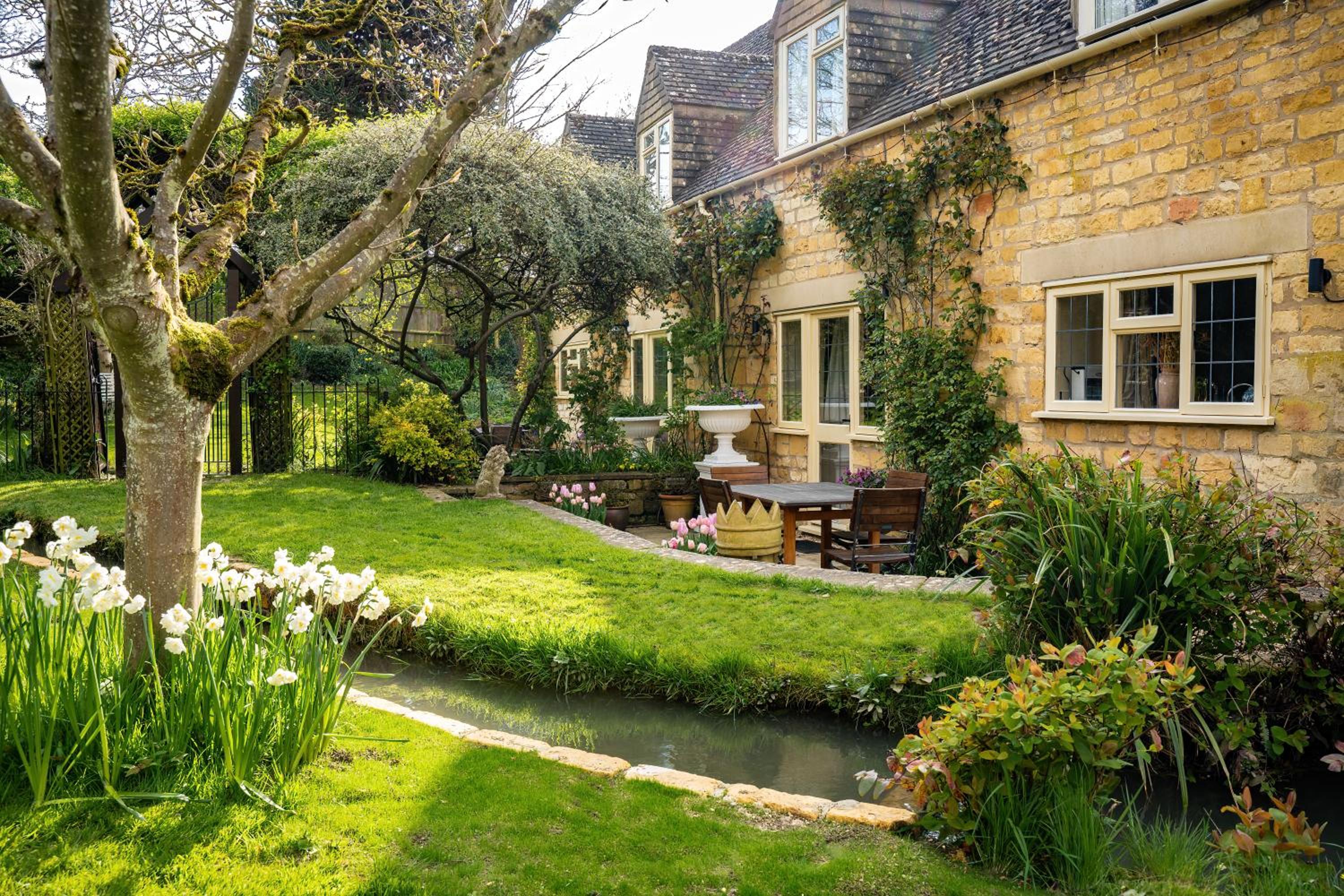 Lower Mill 1 Cottage Broadway view 3