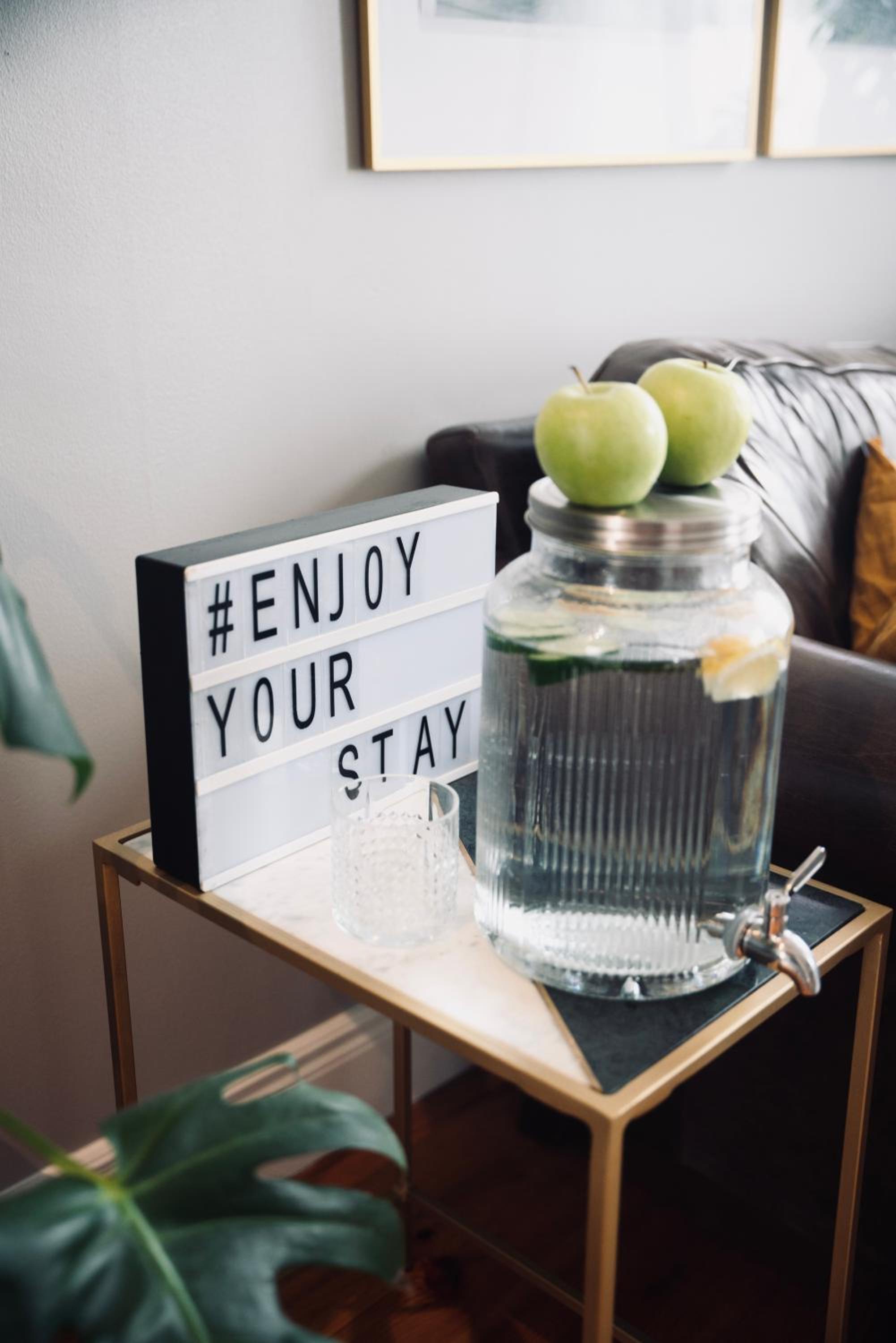 Hotel A Stylish 2 Bed Apartment in Cobh Town - Lux Stay - Image 1