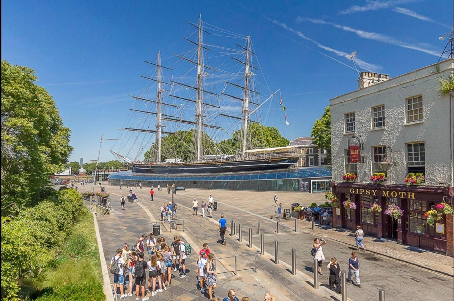Thames View & free parking - perfect long stay workers only