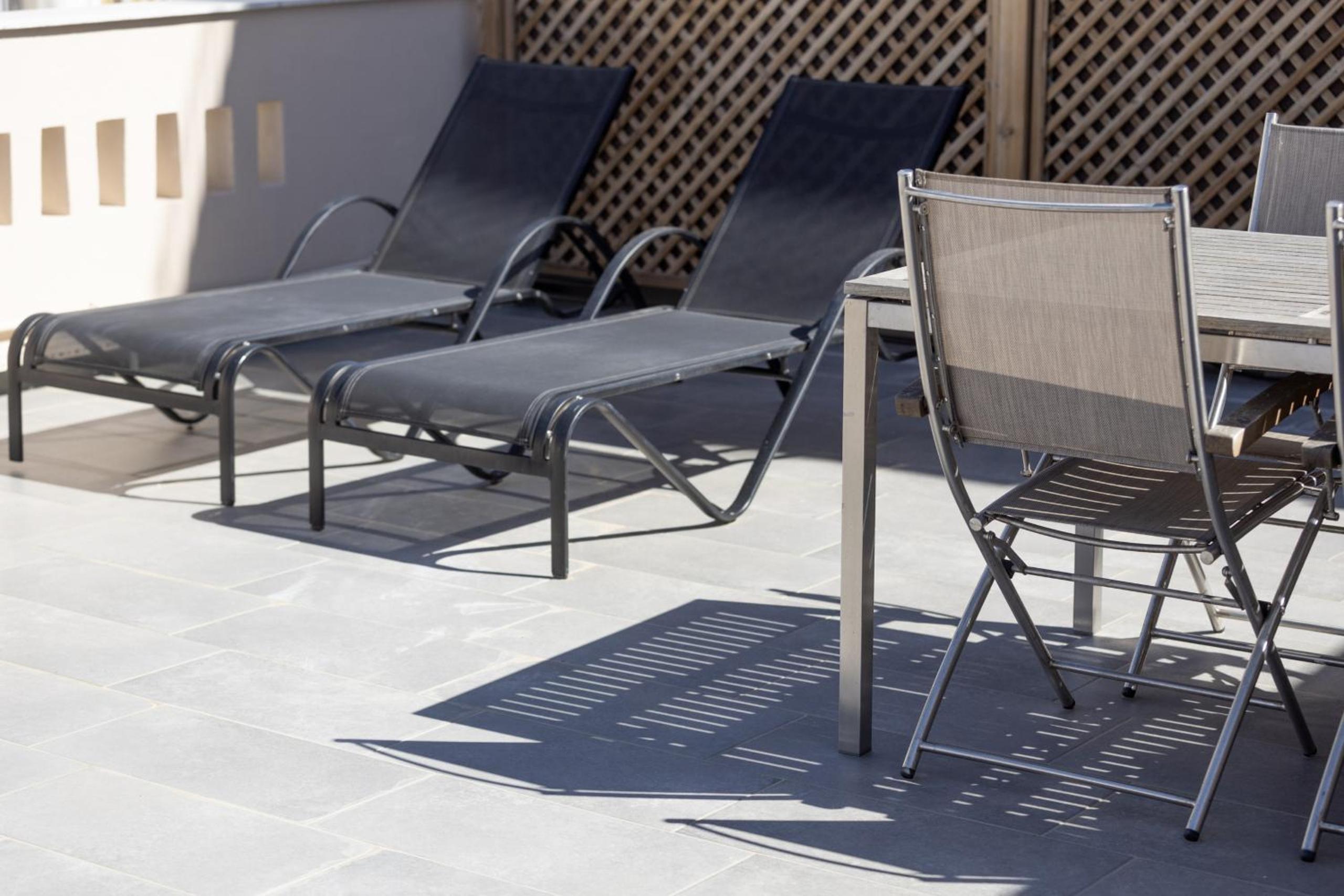 Downtown Cocoon with Roof Deck