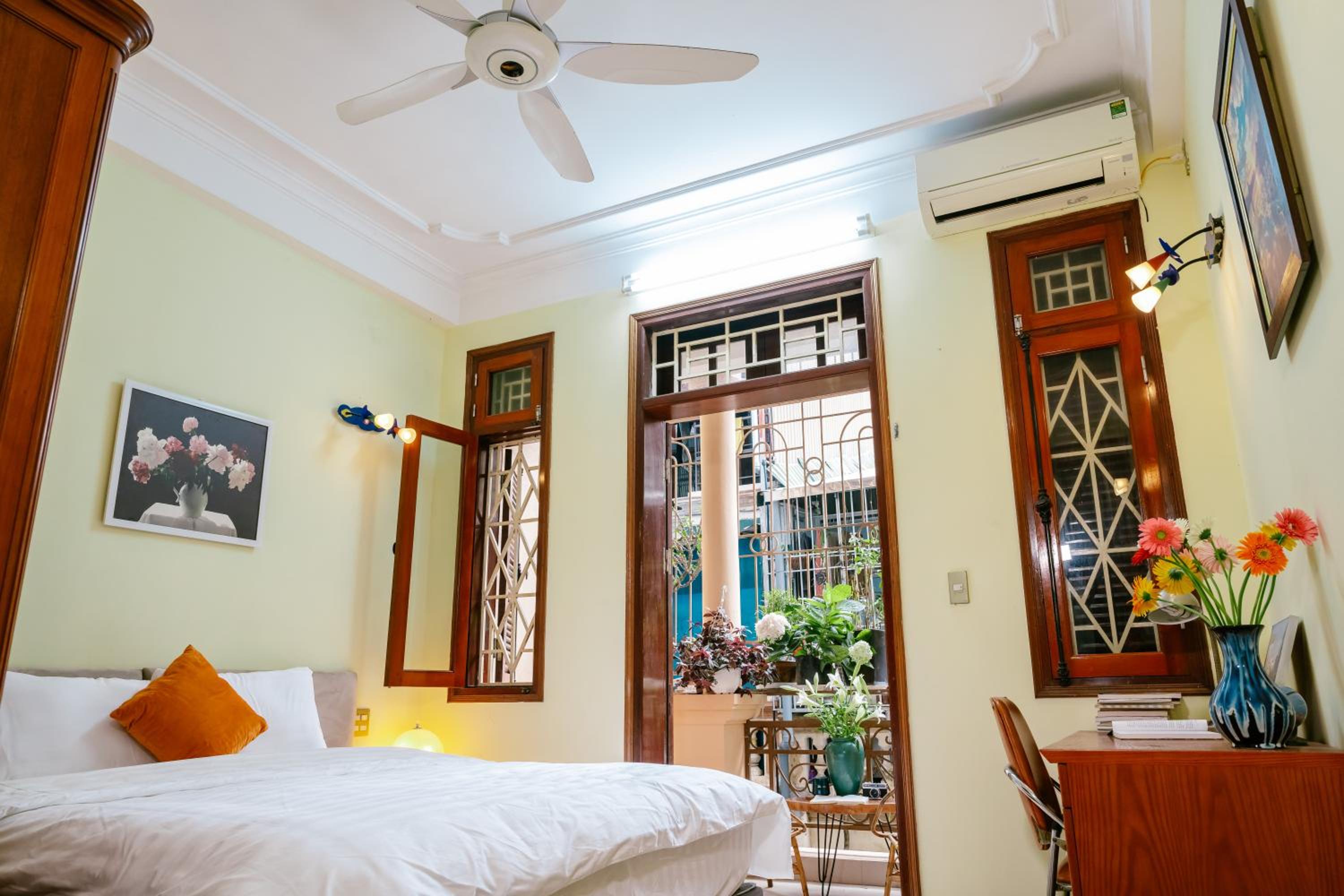 Hola House Hanoi