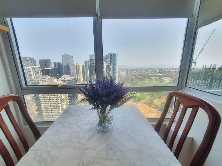 BGC Taguig Cozy 2 bedroom loft, with stunning BGC skyline view! view 3