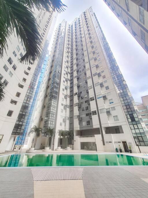BGC Taguig Cozy 2 bedroom loft, with stunning BGC skyline view! view 4